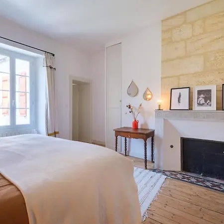 Avec Son Patio Dans Centre Historique De