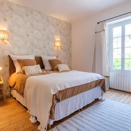 Avec Son Patio Dans Centre Historique De * Bourg-sur-Gironde