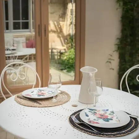 Avec Son Patio Dans Centre Historique De *