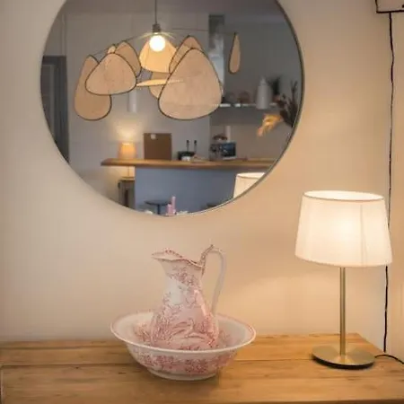 Avec Son Patio Dans Centre Historique De * Bourg-sur-Gironde