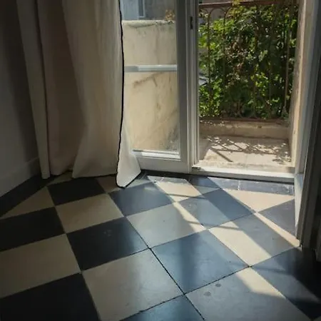 Avec Son Patio Dans Centre Historique De