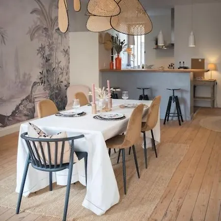 Avec Son Patio Dans Centre Historique De * Bourg-sur-Gironde