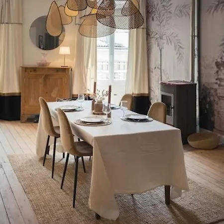 Avec Son Patio Dans Centre Historique De *